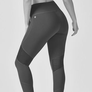 💚NWT! Fabletics mesh Powerhold 7/8 capri